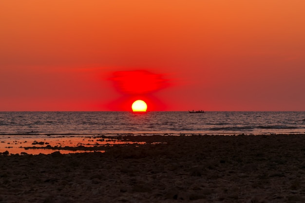 タイ南部のパンガーでアンダマン海の岬サンゴの風景夕日