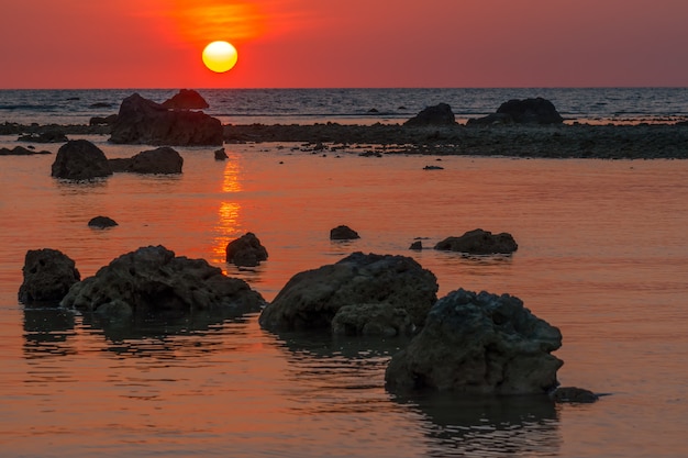 タイ南部のパンガーでアンダマン海の岬サンゴの風景夕日