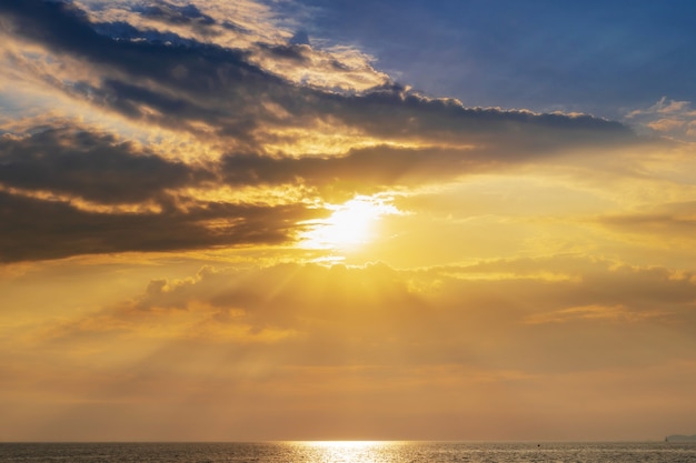 海岸の海、波、地平線に沈む夕日の風景。上面図。