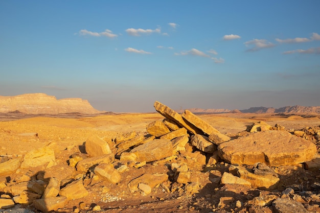 Paesaggio al tramonto nel cratere mitzpe ramon del deserto del negev