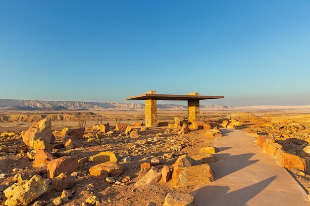 Paesaggio al tramonto nel cratere mitzpe ramon del deserto del negev