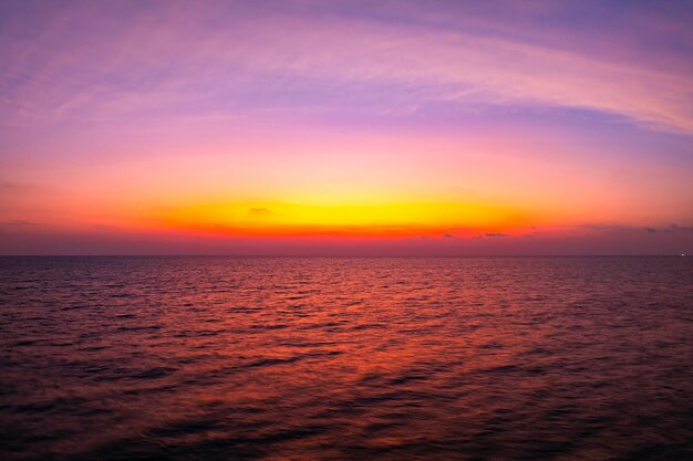 Foto paesaggio sunset skynatura bellissima luce sunset o l'alba sulla superficie del mare