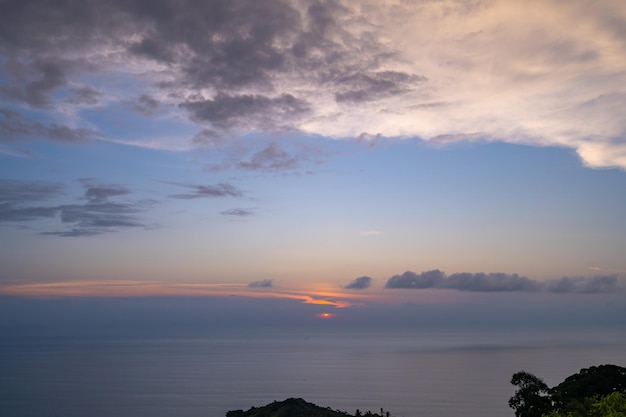 Photo landscape sunset skynature beautiful light sunset or sunrise over seacolorful dramatic majestic scenery sunset sky with amazing clouds and waves in sunset skynature light cloud background