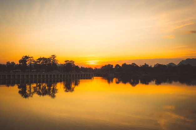 湖の海岸で日没の夕日の風景 自然の風景