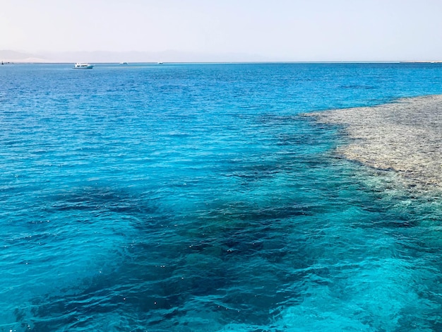 Пейзаж прозрачного голубого опасного моря, соленой воды, морского океана с волнами на дне