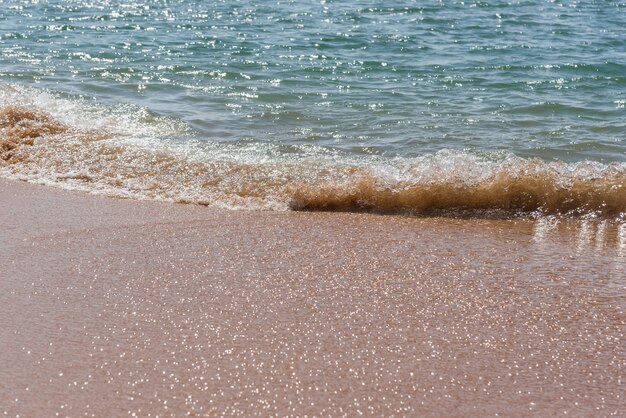 黄色のビーチと熱帯の青い海で自然と旅行場所の風景