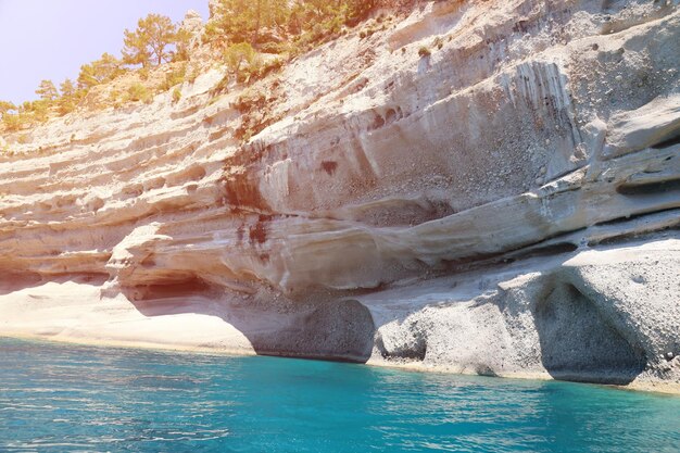 Paesaggio delle montagne rocciose naturali della turchia sull'acqua di mare blu