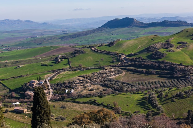 Paesaggio di valle e campi a morgantina