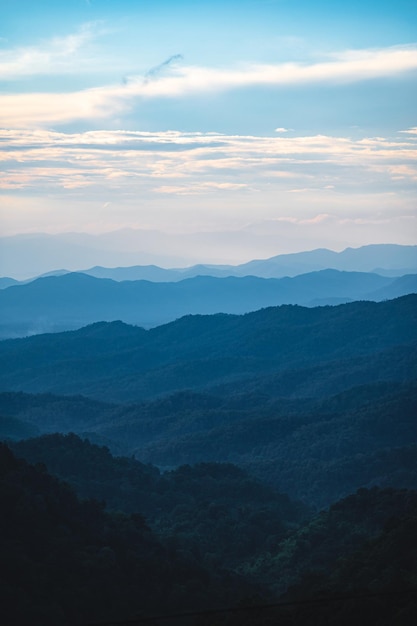 写真 チェンマイの農村部の風景と層の山チェンマイは、チェンマイまたはチェンマイと書かれることもあり、タイ北部最大の都市です