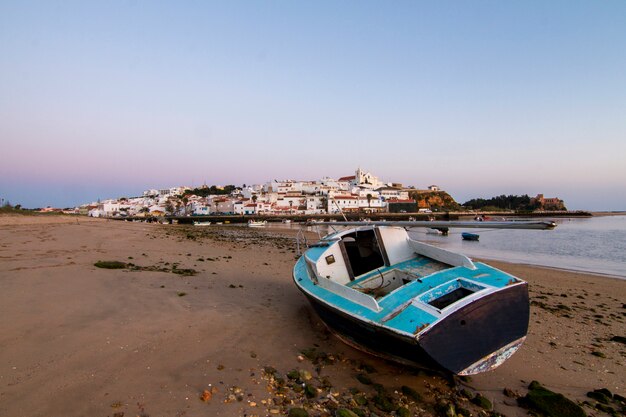 Algarve, 포르투갈에 위치한 아름 다운 해안 마을, Ferragudo의 풍경보기.