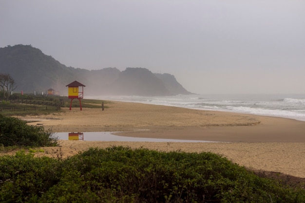 Панорамный вид с побережья пляжа. Туманный день