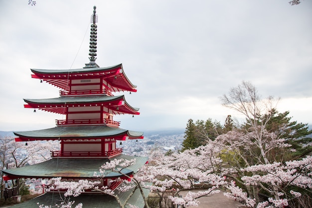 Foto vista del paesaggio dalla cima della pagoda di chureito nel lago kawaguchi, giappone