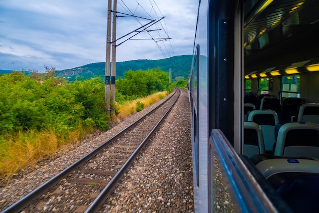 電車の窓からの景観