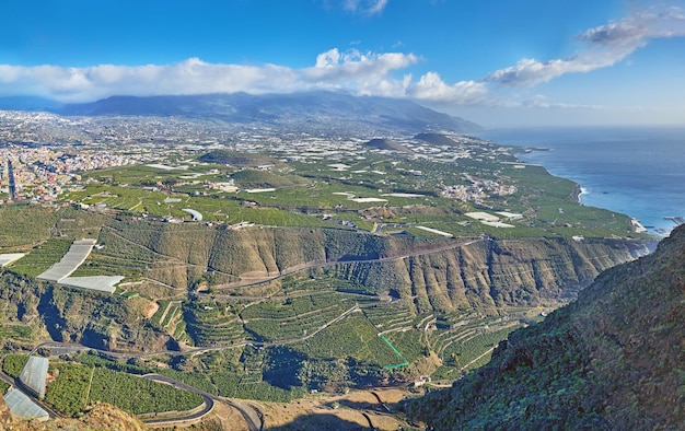 La Llanos 도시 La Palma Spain 외부의 과일 농장의 풍경 보기 위의 열대 경치 좋은 언덕 바다와 바다 농업 및 건축 도시 건물 관광지로 해외 여행