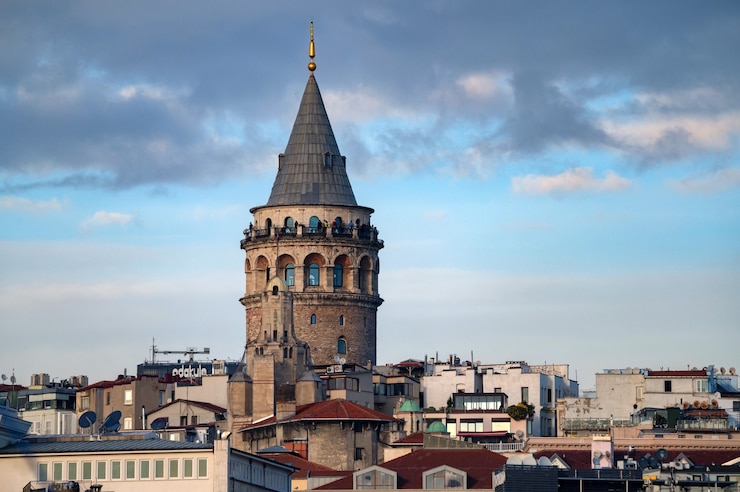 Photo landscape view on the galata tower under the blue autumn sky