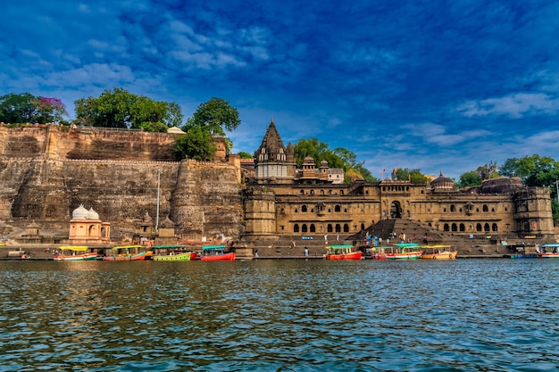 거대한 Maheshwar 요새 또는 Ahilya 요새의 풍경 보기 이 기념물은 Maheshwar Madhya Pradesh India의 나르마다 강 유역에 있습니다.