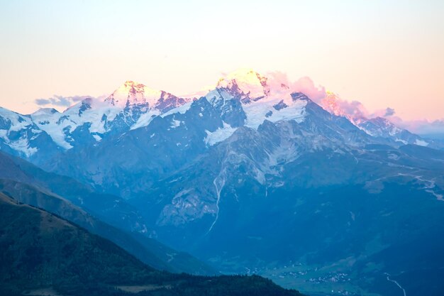 写真 ジョージア州の山岳地形の風景