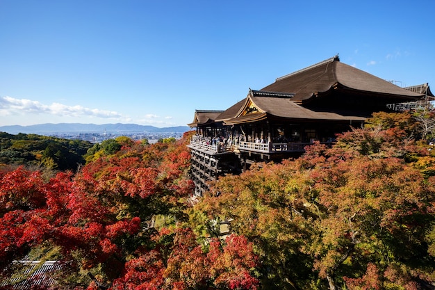 清水寺の風景を見る東山とメープルレッド京都の秋のシーズン赤い紅葉