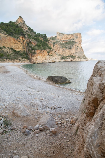 Rock Alicante Spain이있는 Moraig Cove Beach의 풍경보기