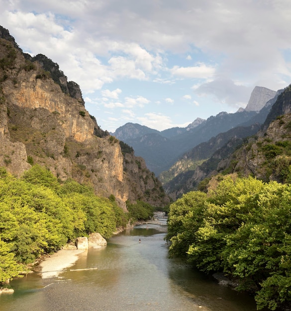 저녁 빛 Epirus 지역 그리스에서 산과 강 Aoos의 풍경보기