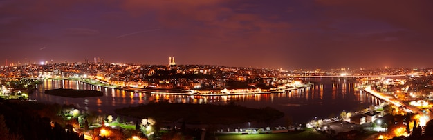 Photo landscape view of night istanbul, turkey. panoramic seascape on golden horn bay.