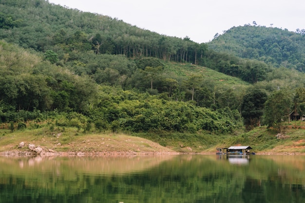 写真 ラグーンと森の中の家いかだとバンラン貯水池の風景を見る。