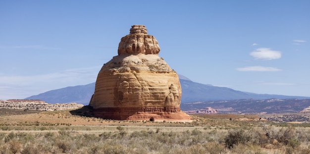 写真 砂漠のチャーチロックの風景