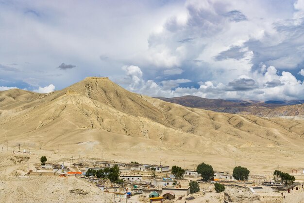 写真 ネパールのムスタンにある緑のチベット砂漠を背景にしたロー・マンタン王国の風景を見る