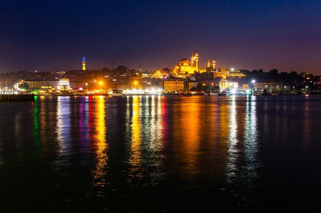 写真 ガラタ橋近くの夜市の風景イスタンブール トルコ 金角湾のパノラマ海の景色