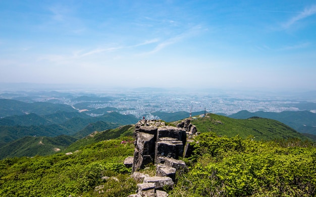 사진 한국 광주에 있는 무덕산 산의 수직 바위 풍경