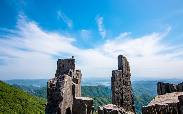 사진 한국 광주에 있는 무덕산 산의 수직 바위 풍경