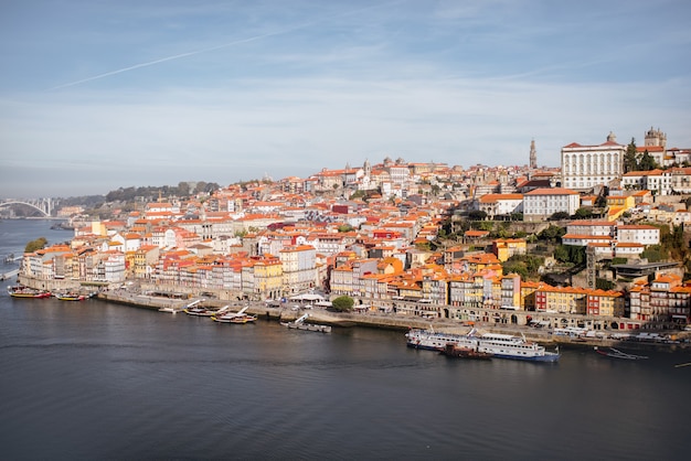 Пейзажный вид на Старый город Порту в солнечный день в Португалии