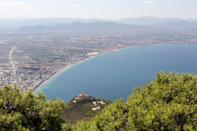 風景。晴れた日の海と山々の眺め（ペロポネソス、ギリシャ）