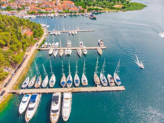 skradin 베이 여름 시간 화창한 날의 풍경 보기