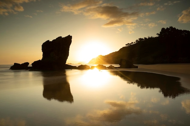 Vista panoramica di una splendida alba sulla spiaggia di aguilar a muros de nalon, costa asturiana della spagna