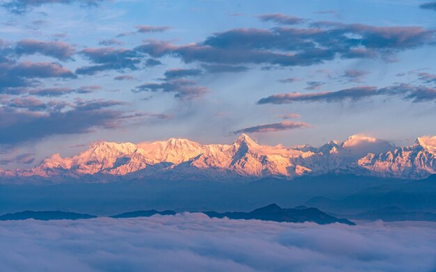 ネパールのマヌントク山の霧の天気の上で日の出の風景