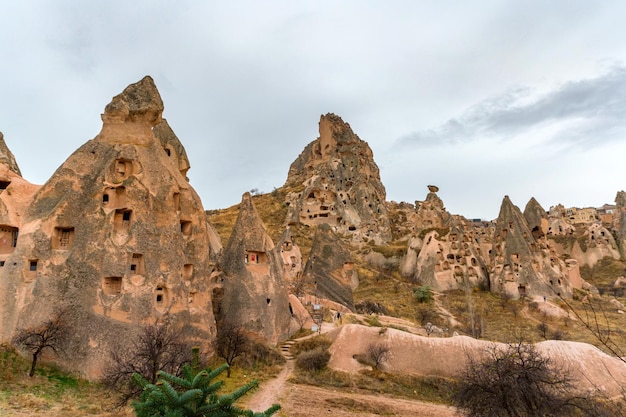 Vista del paesaggio di uchisar cappadocia turchia sotto il cielo nuvoloso