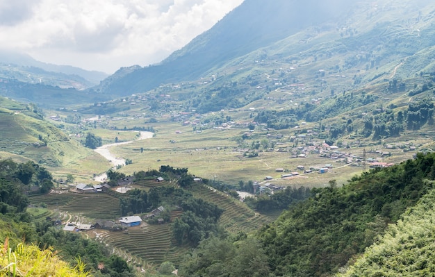 山の近くの谷の村と曇ったSaPa、ベトナムの棚田の風景