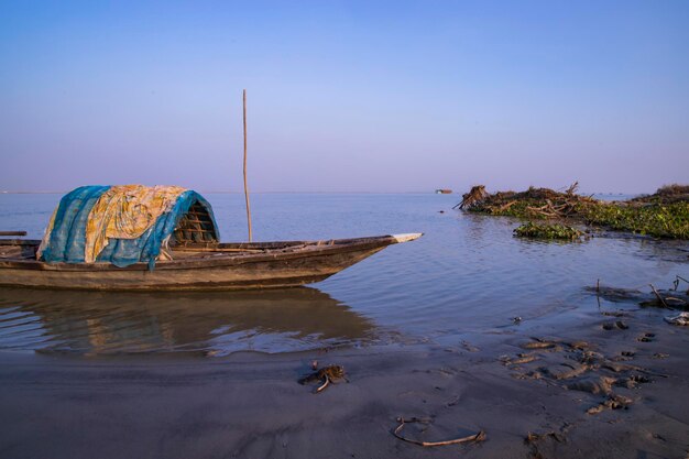 Foto vista panoramica di barche da pesca in legno sulla riva del fiume padma in bangladesh