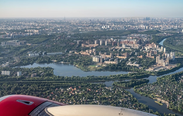 런던 근처에서 찍은 비행기 사진에서 본 풍경 비행기 창에서 찍은 항공 사진 비행기 창에서 대도시의 항공 사진