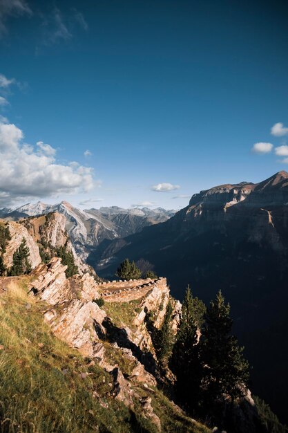 Foto paesaggio dei punti di vista di ordesa all'alba una giornata di sole di settembre