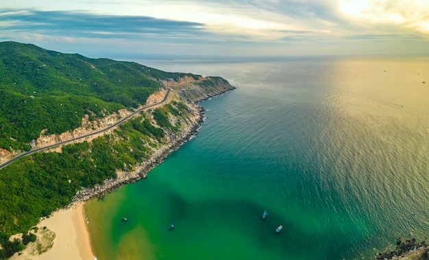 朝のブンロー湾を風景します。この場所は、ベトナム中部で最も美しい湾と見なされます