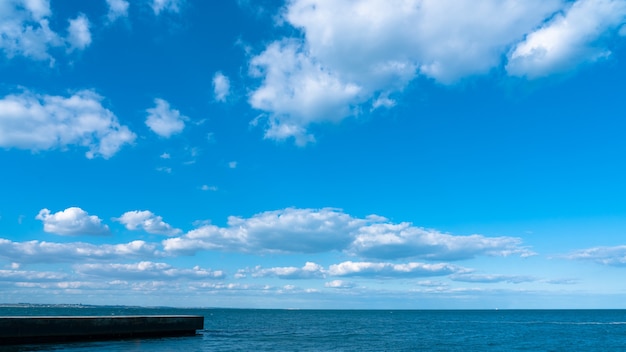 海の上の青い空に白い雲の風景