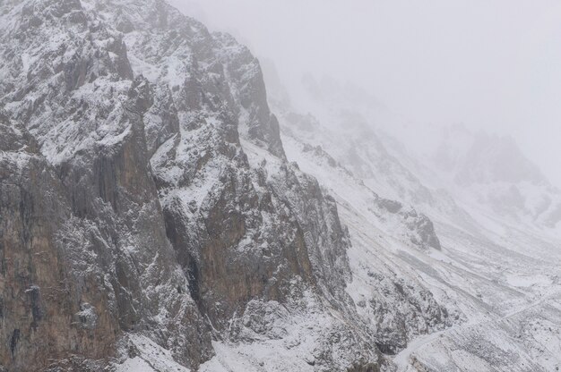 Foto paesaggio di montagne rocciose invernali con nebbia