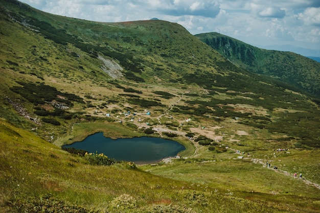 Foto montagne di arguzia del paesaggio e lago nesamovyte