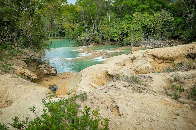 Пейзаж с удивительным водопадом агуа азул чьяпас паленке мексика