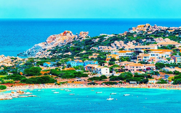 Paesaggio con spiaggia sulla costa rocciosa di capo testa a santa teresa gallura al mar mediterraneo sull'isola di sardegna in estate italia. scenario della provincia di cagliari. tecnica mista.