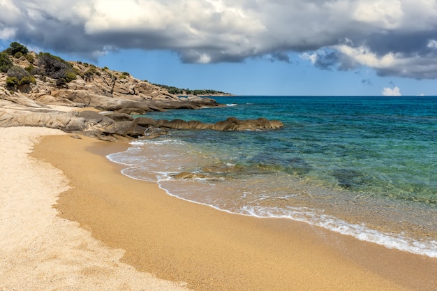 Пейзаж с пляжем, морем и красивыми облаками в голубом небе