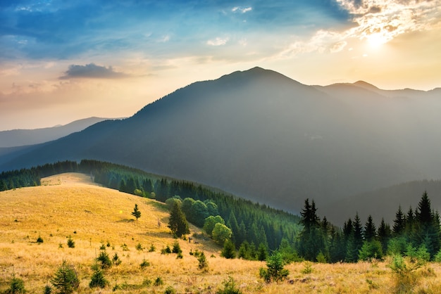 Пейзаж с красивым закатом в горах