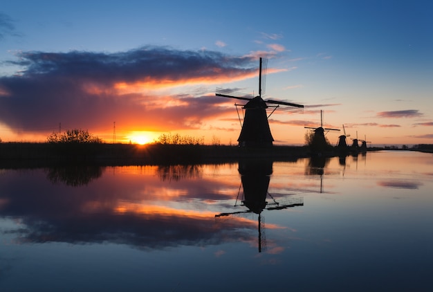 아름 다운 전통적인 네덜란드 풍차와 풍경